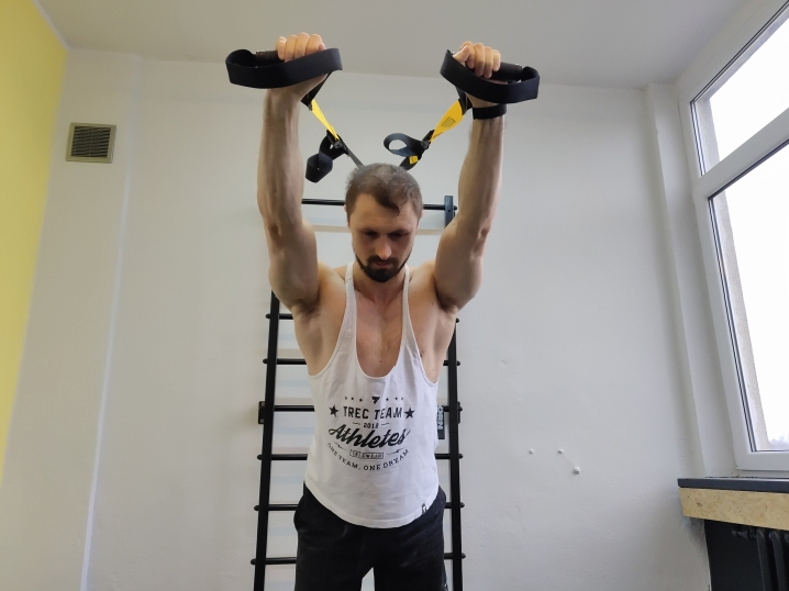 Wyprost ramion z TRX Wyprost ramion z TRX na triceps