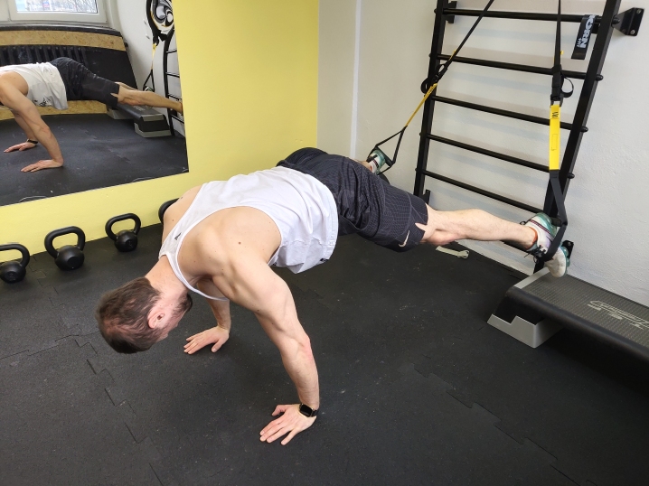 Przyciąganie ud do brzucha z TRX Przyciąganie ud do brzucha w podwieszeniu na TRX