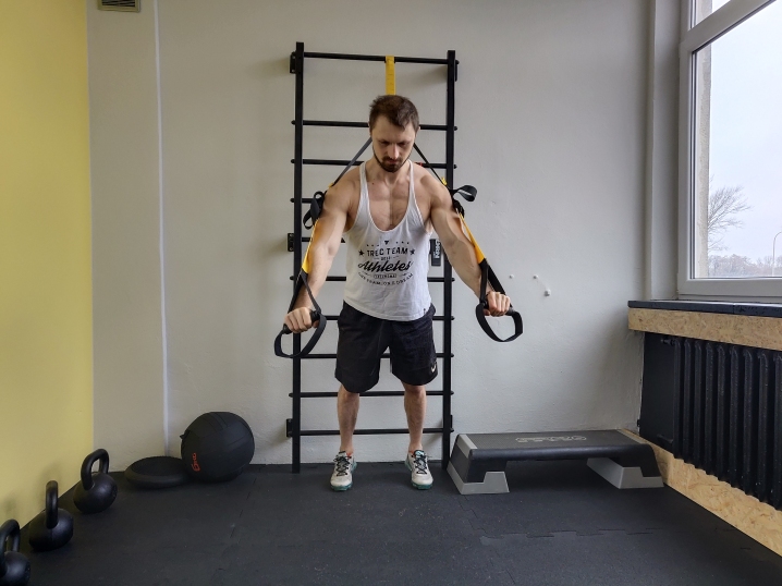 Rozpiętki na klatkę piersiową z TRX Rozpiętki na klatkę piersiową z TRX